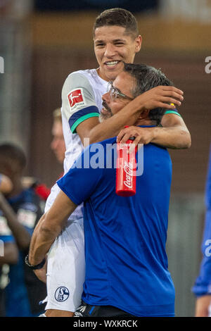 Paderborn, Deutschland. 16 Sep, 2019. Amin HARIT (links, GE) und David Wagner (Trainer, GE) sind glücklich über den Sieg, Jubel, Jubel, Jubeln, Freude, Jubel, zu feiern, zu abschließenden Jubel, halb Bild, halb Abbildung, Hochformat, Fußball 1. 1. Fussballbundesliga, 4. Spieltag, SC Paderborn 07 (PB) - FC Schalke 04 (GE) 1:5, am 15/09/2019 in Paderborn/Deutschland. € | Nutzung der weltweiten Kredit: dpa/Alamy leben Nachrichten Stockfoto