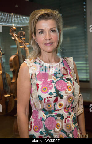 17. September 2019, Berlin: Der Musiker Anne-Sophie Mutter kurz vor der Bekanntgabe der Preisträger des Praemium Imperiale im Musical Instrument Museum. Anne-Sophie Mutter ist einer der diesjährigen Preisträger. Der Kulturpreis wird seit 1989 verliehen auf Vorschlag der japanischen Kaiserfamilie im Speicher des Prinzen Takamatsu (1905-1987). Das Preisgeld in den fünf Kategorien von Malerei, Bildhauerei, Architektur, Musik und Theater/film Beträge in Höhe von umgerechnet 126.000 Euro. Berlin, die Präsidentin des Goethe-Instituts und Vertreter des Praemium Imperiale in Stockfoto