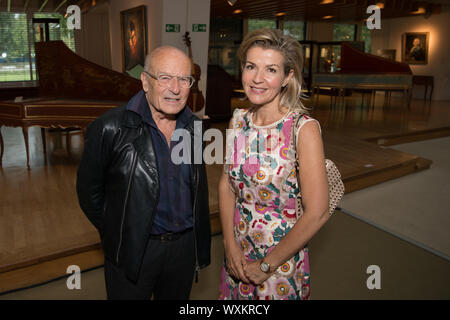 17. September 2019, Berlin: Volker Schlöndorff, Regisseur, und der Musiker Anne-Sophie Mutter sind bei der Bekanntgabe der Preisträger des Praemium Imperiale im Musical Instrument Museum. Anne-Sophie Mutter ist einer der diesjährigen Preisträger. Der Kulturpreis wird seit 1989 verliehen auf Vorschlag der japanischen Kaiserfamilie im Speicher des Prinzen Takamatsu (1905-1987). Das Preisgeld in den fünf Kategorien von Malerei, Bildhauerei, Architektur, Musik und Theater/film Beträge in Höhe von umgerechnet 126.000 Euro. Berlin, die Präsidentin des Goethe-Instituts und representativ Stockfoto