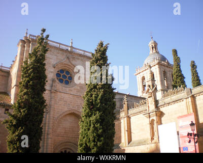 Fassade und Glockenturm der Kathedrale Santa Maria de la Villa... Dezember 8, 2011. Stadt Rodrigo Castilla y Leon Spanien Europa. Reisen Tourismus Stre Stockfoto