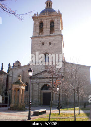 Hauptfassade der Kathedrale Santa Maria De La Villa In Romanico Stil in Ciudad Rodrigo. Dezember 8, 2011. Stadt Rodrigo Castilla y Leon Spanien Euro Stockfoto