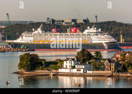 Cobh, Cork, Irland. 17. September 2019. Kreuzfahrtschiff Disney Magic gentley bewegt sich in ihrer Koje hinter Weißpunkt zu Ringaskiddy, Co Cork, Irland, wo Sie den Tag verbringen werden die 2834 Besucher in die Stadt. - Gutschrift; David Creedon/Alamy leben Nachrichten Stockfoto