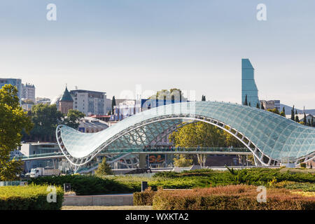 TIFLIS, GEORGIEN - 08. SEPTEMBER 2018. Blick auf die Stadt Tiflis, Georgien auf der Brücke des Friedens über dem Fluss Kura. Herbsttag Stockfoto