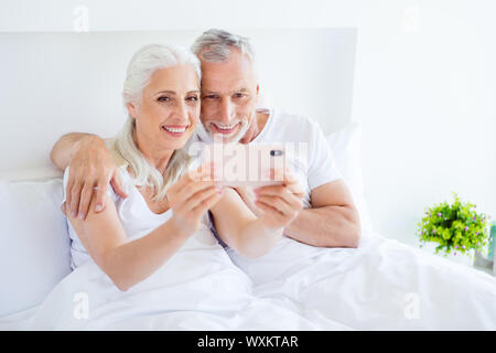 Fröhlich, unbeschwert, sorglos Grauhaariger alt happy Zwei p aufgeregt Stockfoto