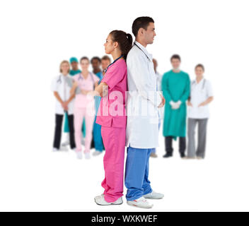 Arzt und Krankenschwester zurück stehend mit medizinischem Personal stehen im Hintergrund zurück Stockfoto