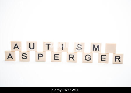 Autismus und Asperger aus Kunststoff schreiben Stücke auf weißem Hintergrund geschrieben Stockfoto