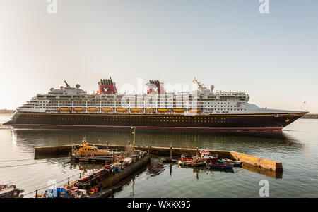 Cobh, Cork, Irland. 17. September 2019. Kreuzfahrtschiff Disney Magic Bestehen der Fishermans Pier in Cobh, während sie auf ihrem Weg im tiefen Wasser Liegeplatz in Ringaskiddy, Co Cork, Irland, wo Sie den Tag verbringen, dass 2834 die Besucher der Stadt zu besuchen.- Gutschrift; David Creedon/Alamy leben Nachrichten Stockfoto