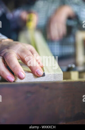 Carpenter's Hand messen in einer Zimmerei Stockfoto