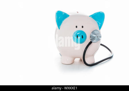 Stethoskop hören von blauen und weißen Hand gemalt Sparschwein Stockfoto