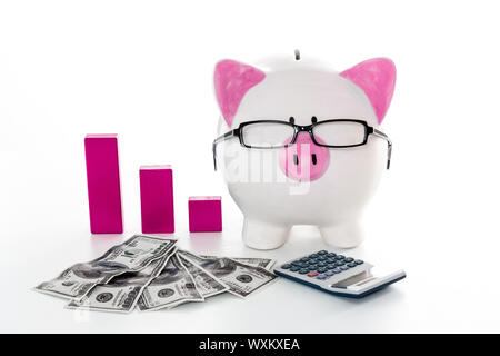 Sparschwein mit Brille mit Dollar-Rechner und rosa Graph-Modell Stockfoto