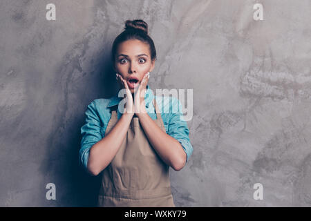 Portrait von attraktiven, Betäuben, gut aussehende junge Frau hält Stockfoto