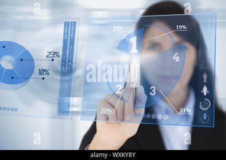 Ernsthafte Geschäftsfrau mit blauen Kreisdiagramm futuristische Oberfläche durch Berührung Stockfoto