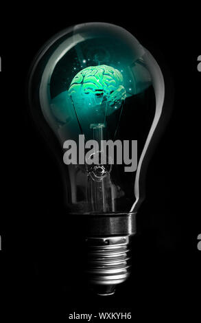 Blaue Gehirn in Glühbirne auf schwarzem Hintergrund Stockfoto