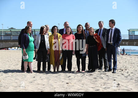 Bibliothek Dem Parteichef Jo Swinson (Mitte) mit Bibliothek Dem MPs am Strand in Bournemouth während die Liberaldemokraten herbst Konferenz an der Bournemouth International Centre in Bournemouth. Stockfoto