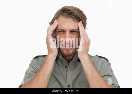 Mann verzog das Gesicht, mit Schmerz der Kopfschmerzen auf weißem Hintergrund Stockfoto
