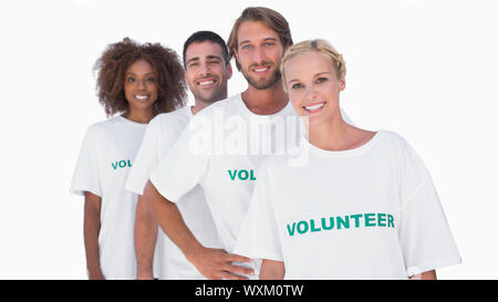 Lächelnde Freiwilligengruppe auf weißem Hintergrund Stockfoto