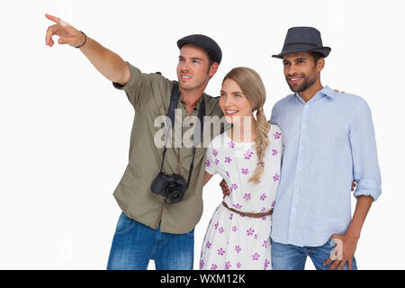 Fotograf auf etwas mit Freunden auf weißem Hintergrund Stockfoto