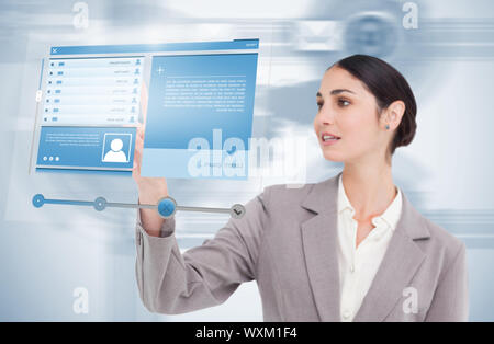 Buisnesswoman mit futuristischen Hologramm zu social Media Profil auf blauen Hintergrund zu sehen Stockfoto