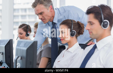 Manager hilft center Agent auf einem Computer aufrufen Stockfoto