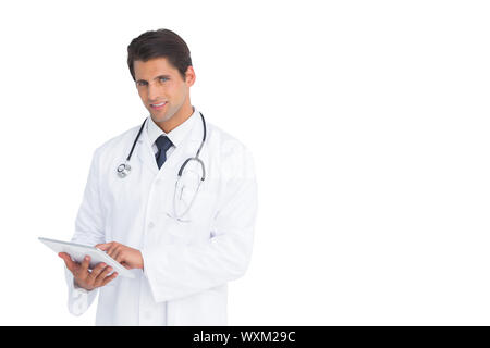 Gut aussehend Doktor mit einer Tablette auf weißem Hintergrund Stockfoto