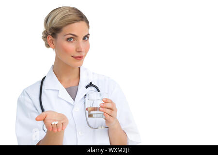Krankenschwester, die Verabreichung von Antibiotika und hält Wasser Glas Stockfoto