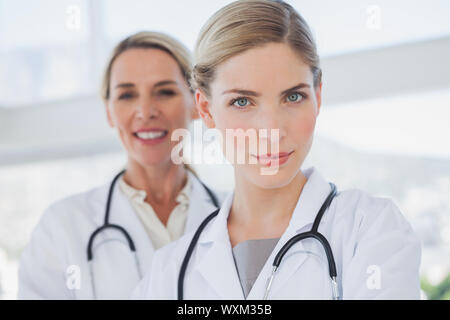 Attraktive Ärzte stehen zusammen in einem modernen Büro Stockfoto