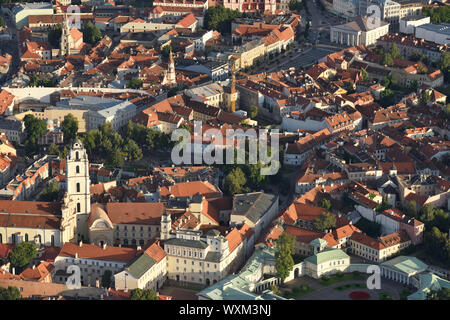 Luftbild der Altstadt von Vilnius, Litauen. 1994 wurde die Altstadt von Wilna wurde in die UNESCO-Liste des Weltkulturerbes. Stockfoto