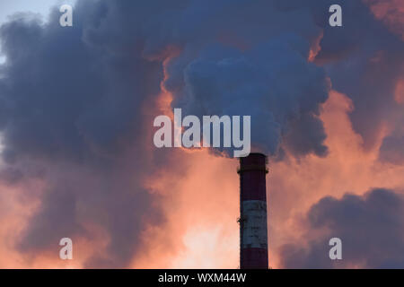 Factory Schornstein mit raucht bei Sonnenuntergang in Vilnius, Litauen Stockfoto