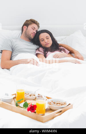 Schöner schlafen in ihrem Bett neben ihr Frühstück Stockfoto