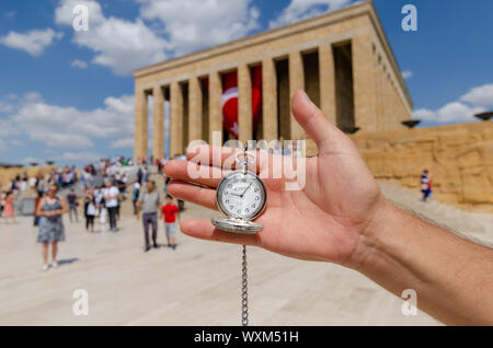 Ankara, Türkei - August 30,2019: das Grab des großen Führers Mustafa Kemal Atatürk: Das Mausoleum Anitkabir. Es gibt einen Atatürks Unterschrift auf der watch. Zeit: 09.05 Ein Stockfoto