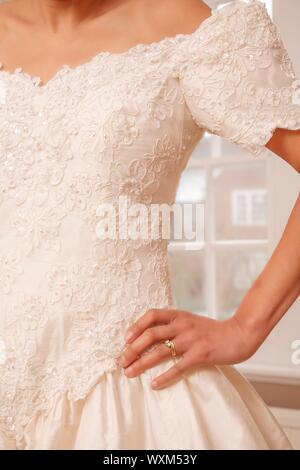 Nahaufnahme eines indischen asiatische Frau trägt einen Vintage ivory Hochzeit Kleid mit spitze detail Stockfoto