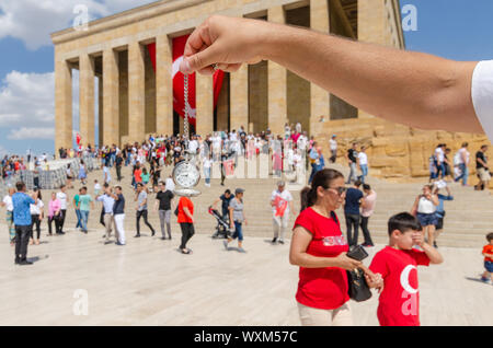 Ankara, Türkei - August 30,2019: das Grab des großen Führers Mustafa Kemal Atatürk: Das Mausoleum Anitkabir. Es gibt einen Atatürks Unterschrift auf der watch. Zeit: 09.05 Ein Stockfoto