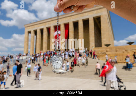 Ankara, Türkei - August 30,2019: das Grab des großen Führers Mustafa Kemal Atatürk: Das Mausoleum Anitkabir. Es gibt einen Atatürks Unterschrift auf der watch. Zeit: 09.05 Ein Stockfoto