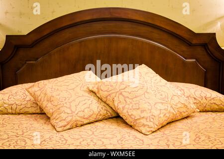 Schlafzimmer Innenraum von einem herkömmlichen Bett mit Kopfteil, Kopfkissen und Kissen Stockfoto