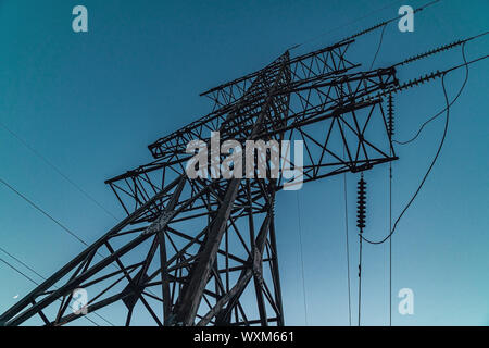 Stromleitungen auf Metall pylon über blauen Himmel Stockfoto