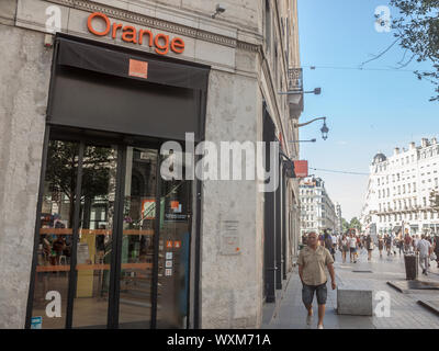 LYON, Frankreich - 13. JULI 2019: Orange Logo in einem Orange Shop in der Innenstadt von Lyon. Orange S.A., ehemals France Telecom S.A., ist eine französische multinationale Tel. Stockfoto