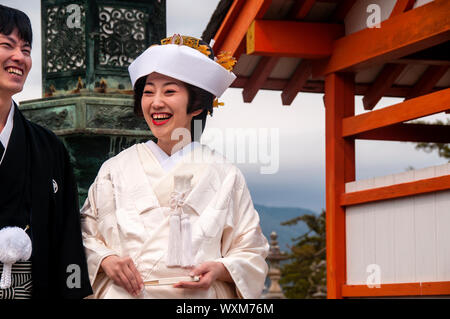 Traditioneller Shinto Braut und Bräutigam auf der Insel Miyajima, Japan. Stockfoto