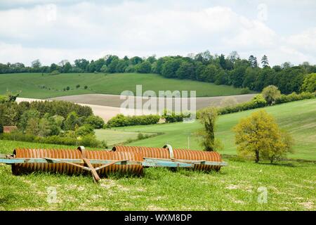 Englisch Ackerland in typischen Grafschaft Oxfordshire, mit landwirtschaftlichen Maschinen im Vordergrund. Chiltern Hills, England, Großbritannien Stockfoto