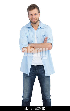 Gut aussehender Mann Kreuzung Arme auf weißem Hintergrund Stockfoto