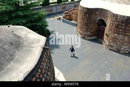 (190917) - SHIJIAZHUANG, Sept. 17, 2019 (Xinhua) - Luftaufnahme auf Sept. 16, 2019 zeigt Liu Lizhong vorbei gehen. Das Erbe Ort einer antiken Ofen in einem Museum in Handan Stadt, im Norden der chinesischen Provinz Hebei. Liu Lizhong, 75, ist ein Erbe der Cizhou Kiln firing Technik. Als vierte Generation in seiner Familie von Porzellan, Liu hat sich dem Erhalt und der Erforschung der traditionellen Brennofen brennen Fähigkeiten gewidmet, und hat erfolgreich den intakten 72 Verfahren der Cizhou Brennofen brennen geerbt. Mit mehr als 100 Auszubildende eingestellt, sagte er seinen Traum ist die tradit übergeben Stockfoto