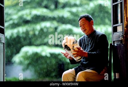 (190917) - SHIJIAZHUANG, Sept. 17, 2019 (Xinhua) - Liu Lizhong untersucht seine Cizhou Brennofen arbeiten in einem Museum in Handan Stadt, North China Provinz Hebei, Sept. 12, 2019. Liu Lizhong, 75, ist ein Erbe der Cizhou Kiln firing Technik. Als vierte Generation in seiner Familie von Porzellan, Liu hat sich dem Erhalt und der Erforschung der traditionellen Brennofen brennen Fähigkeiten gewidmet, und hat erfolgreich den intakten 72 Verfahren der Cizhou Brennofen brennen geerbt. Mit mehr als 100 Auszubildende eingestellt, sagte er seinen Traum ist das traditionelle Handwerk an jüngere Generationen weiterzugeben. (Xinhua / Wan Stockfoto