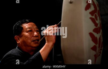 (190917) - SHIJIAZHUANG, Sept. 17, 2019 (Xinhua) - Liu Lizhong macht Cizhou Brennofen Porzellan in einem Museum in Handan Stadt, im Norden der chinesischen Provinz Hebei, Sept. 12, 2019. Liu Lizhong, 75, ist ein Erbe der Cizhou Kiln firing Technik. Als vierte Generation in seiner Familie von Porzellan, Liu hat sich dem Erhalt und der Erforschung der traditionellen Brennofen brennen Fähigkeiten gewidmet, und hat erfolgreich den intakten 72 Verfahren der Cizhou Brennofen brennen geerbt. Mit mehr als 100 Auszubildende eingestellt, sagte er seinen Traum ist das traditionelle Handwerk an jüngere Generationen weiterzugeben. (Xinhua / Wang Stockfoto