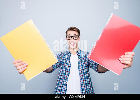 Portrait von gut aussehende High School Mann in street style tragen Ho Stockfoto