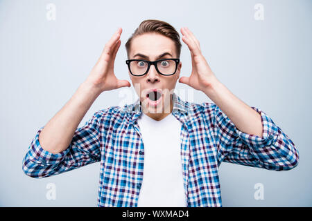 Close up Portrait von schockiert Mann in kariertem Hemd und weißen T- Stockfoto