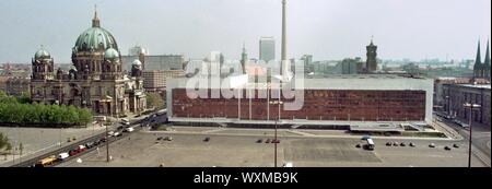 01. Januar 1995, Berlin: Berlin/Mitte/DDR/5/1995 Bahnanlagen und Schlossplatz. Der Ort war ein Park und Parade statt. Die Karl-Liebknecht-Straße auf der Rückseite der Fernsehturm am Alexanderplatz, auf der rechten Seite der Turm des Roten Rathauses, auf der linken Seite der Berliner Dom und Lustgarten. Beste Bildqualität, genaue Aufnahmedatum nicht bekannt. Foto: Paul Glaser/dpa-Zentralbild/ZB Stockfoto