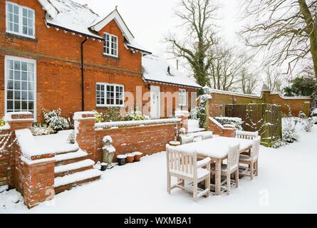Englisch Villa, Luxus Haus im Schnee im Winter, Großbritannien Stockfoto