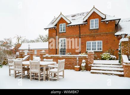 Haus und Terrasse im Schnee im Winter in England, Großbritannien Stockfoto