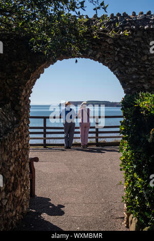 Sidmouth, einige haben Blick auf das Meer vom Connaught Gärten über dem Devon, UK regency Stadt am Meer. Stockfoto