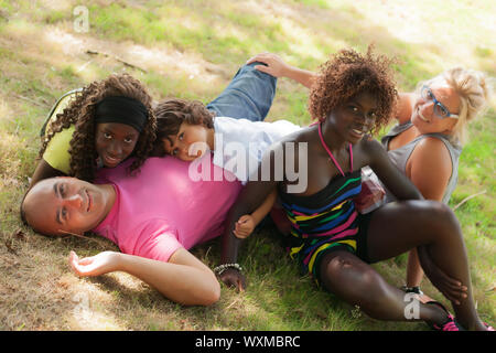 Glückliche multikulturelle Familie mit einem schönen Sommertag Stockfoto