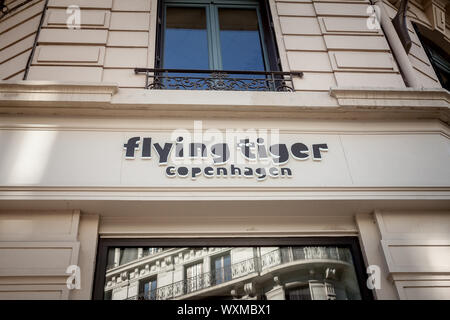 LYON, Frankreich - 13. JULI 2019: Flying Tiger Logo Vor Ihren Shop für Lyon. Flying Tiger ist ein dänischer Vielzahl store Kette meist Accessori verkaufen Stockfoto